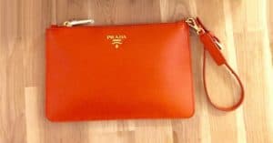 Vinci-una-pochette-Prada-gratis
