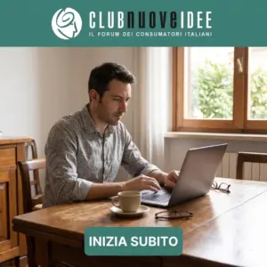 Uomo al tavolo di casa che compila un questionario Club Nuove Idee dal portatile