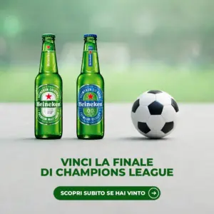 Due bottiglie di birra Heineken, classica e 0.0, con un pallone da calcio su un piano di pietra grigio chiaro