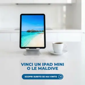 iPad Mini con la spiaggia delle Maldive sullo schermo e una tazzina di caffè su un piano di quarzo bianco