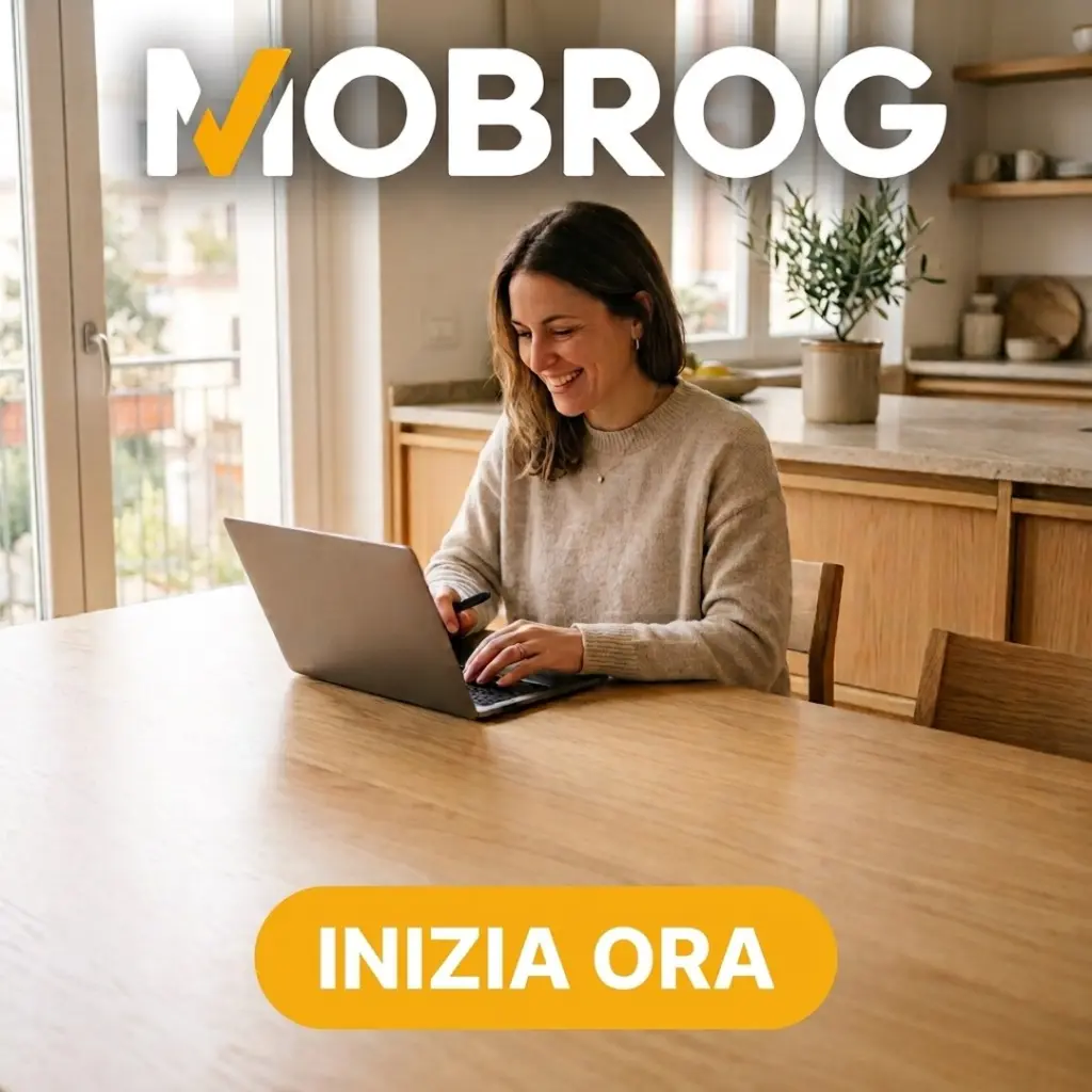 Donna sorridente che risponde ai sondaggi Mobrog dal portatile in cucina
