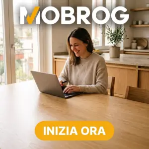 Donna sorridente che risponde ai sondaggi Mobrog dal portatile in cucina