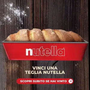 Teglia da forno Nutella rossa con logo bianco e pane appena sfornato su assi di legno scuro, premio del concorso Quelli della Colazione