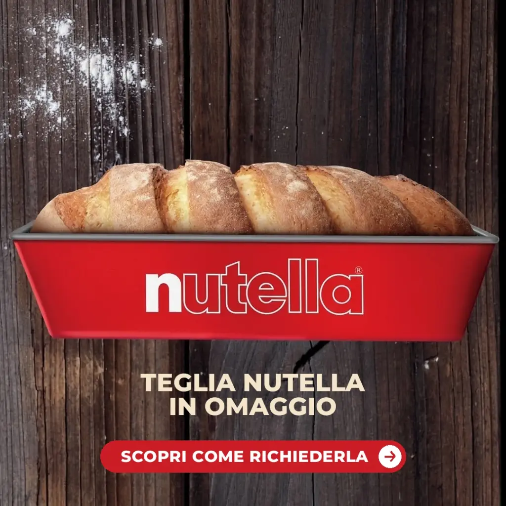 Teglia da forno Nutella rossa con logo bianco e pane appena sfornato su assi di legno scuro, premio certo di Pane e Nutella ottobre 2026