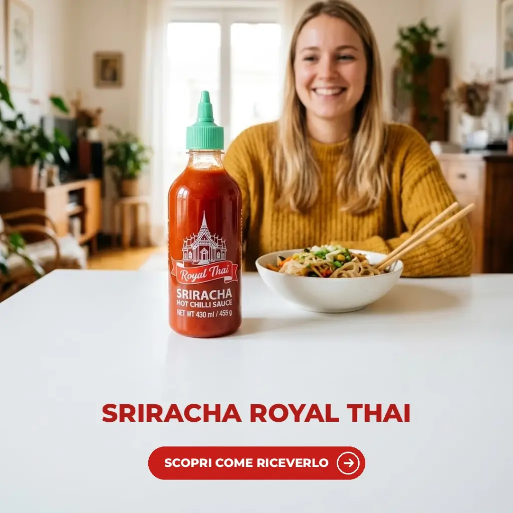 Donna a tavola con la bottiglia di salsa Royal Thai Sriracha e una ciotola di noodles