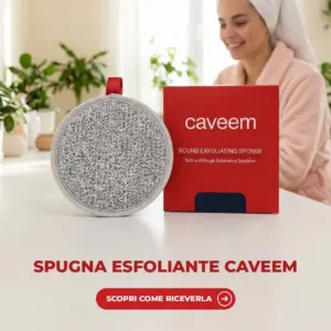 Spugna esfoliante Caveem con la sua scatola rossa, donna in accappatoio sullo sfondo