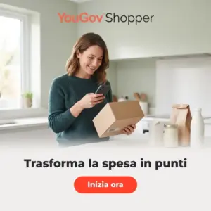 Donna in cucina che scansiona il codice a barre di un prodotto con lo smartphone nell'app YouGov Shopper