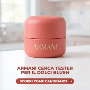Diventa tester Armani Dolci Make Up Blush: il vasetto corallo del blush Armani su un piano bianco in un bagno luminoso