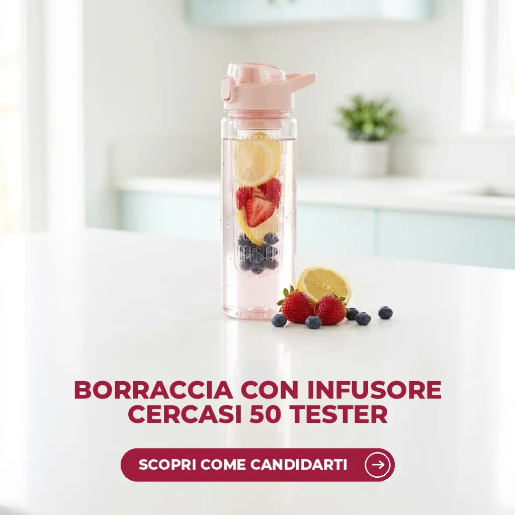 Borraccia trasparente con tappo rosa e infusore con limone, fragole e mirtilli su un piano bianco in cucina